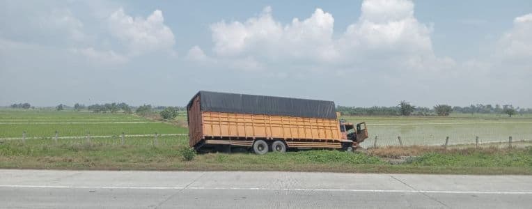 truk_tronton_bermuatan_kelontong_terjun_ke_sawah_di_tol_tebing_tinggi_supir_mengantuk
