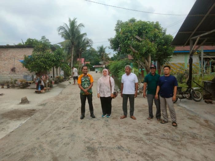 warga_desa_subur_bangun_jalan_rabat_beton_sepanjang_500_meter_tanpa_bantuan_pemerintah
