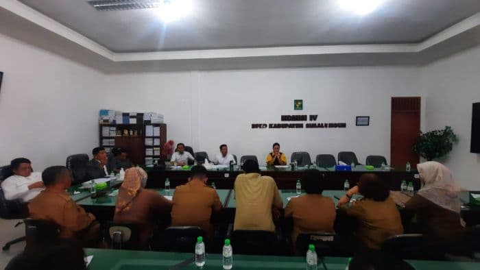 dprd_simalungun_soroti_pengadaan_seragam_olahraga_diduga_bebani_orang_tua_siswa