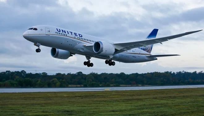 kerusakan_mesin_boeing_787_united_airlines_putar_balik_dan_mendarat_darurat_di_dulles