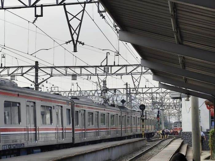 krl_bogorjakarta_anjlok_di_stasiun_kota_ribuan_penumpang_terdampak_