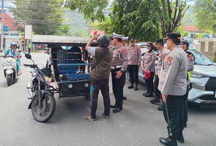 polres_sibolga_bagikan_bendera_merah_putih_gratis_sambut_hut_ri_ke80