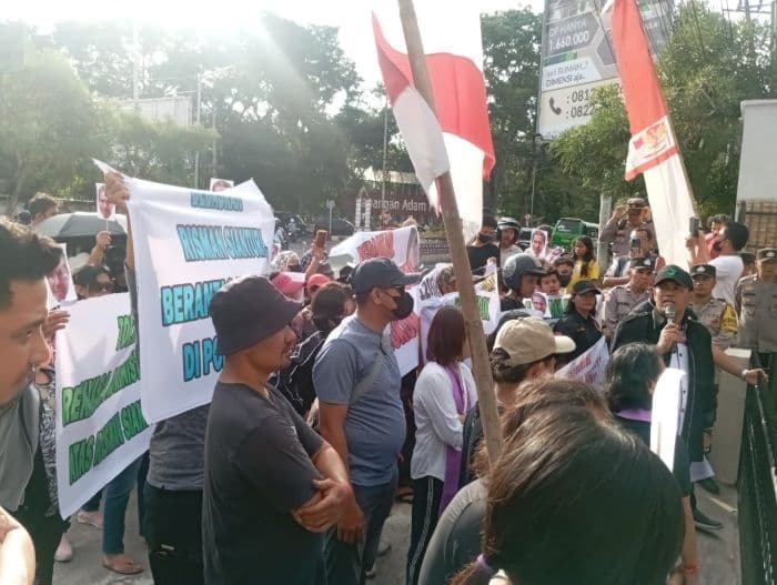 unjuk_rasa_di_pn_dan_polres_pematangsiantar_puluhan_warga_tuntut_transparansi_kasus_pencabulan_anak