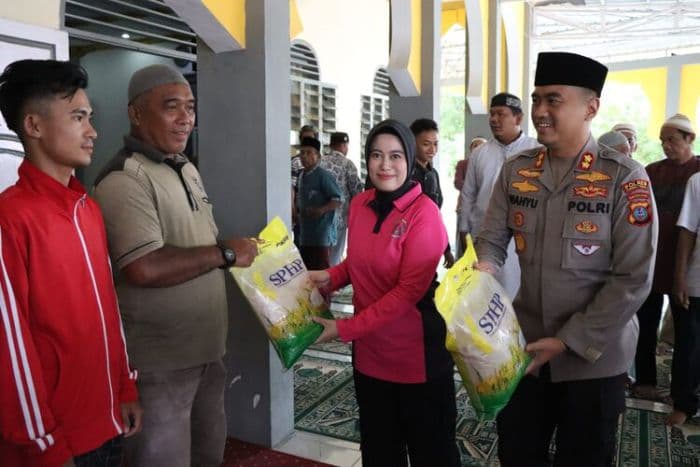 dekatkan_diri_dengan_warga_kapolres_tapteng_bagikan_beras_dan_takjil_di_masjid_assaadu
