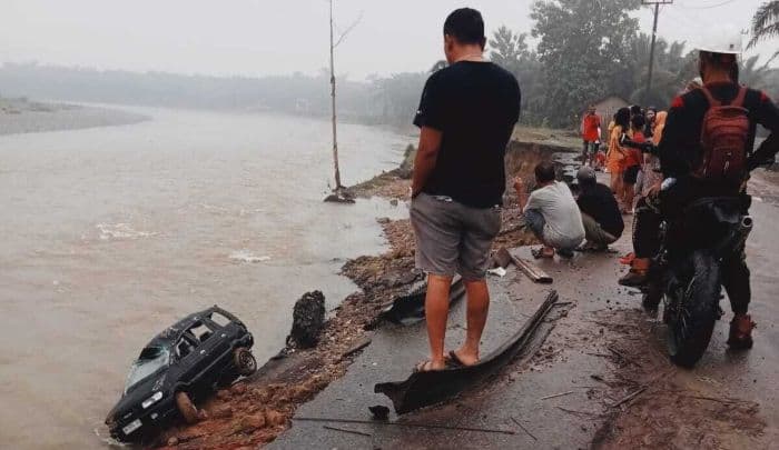 mobil_wisatawan_terjun_ke_sungai_batang_serangan_saat_hendak_ke_tangkahan