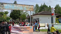 aksi_massa_warnai_konsultasi_publik_pascatambang_pt_dpm_di_dairi_simak_7_pernyataan_sikapnya