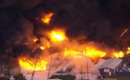 pesawat_kargo_jatuh_di_kentucky_bawa_puluhan_ribu_galon_bahan_bakar