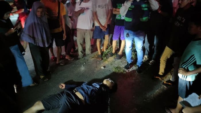 pria_tanpa_identitas_terjatuh_saat_kendarai_sepeda_motor_setelah_itu_kejangkejang