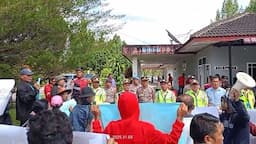 puluhan_massa_apuk_dairi_diusir_dari_lokasi_konsultasi_publik_pascatambang_pt_dpm