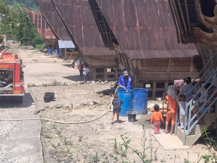 samosir_dilanda_kemarau_panjang_pemkab_kerahkan_damkar_distribusikan_air_bersih