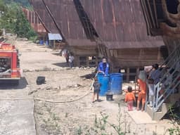 samosir_dilanda_kemarau_panjang_pemkab_kerahkan_damkar_distribusikan_air_bersih