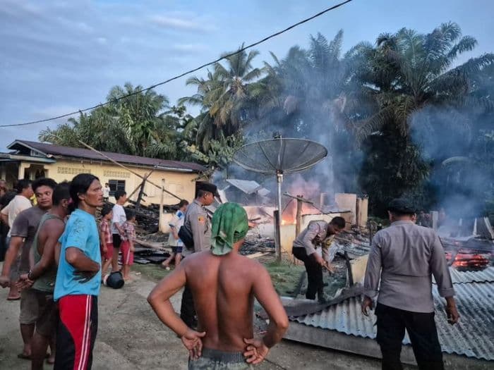 tiga_rumah_terbakar_di_manduamas_kerugian_capai_rp450_juta