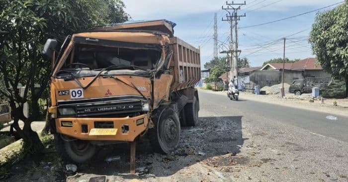 truk_berhenti_ditabrak_truk_bermuatan_sawit_di_binjai_utara