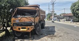 truk_berhenti_ditabrak_truk_bermuatan_sawit_di_binjai_utara