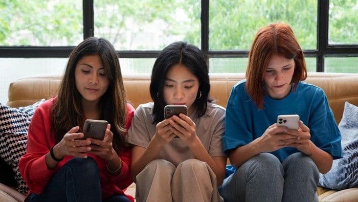 warga_indonesia_habiskan_7_jam_online_per_hari_ini_7_cara_atasi_kecanduan_gadget