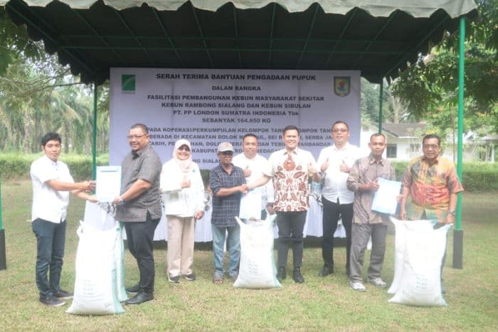 16_poktan_di_sergai_terima_bantuan_164650_kg_pupuk
