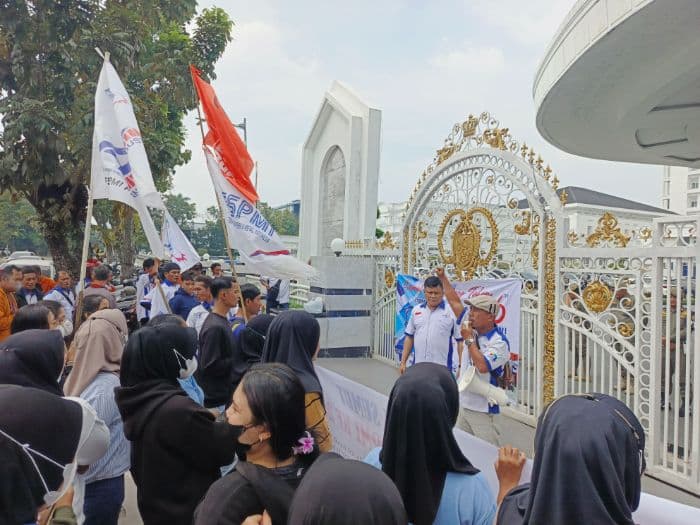 serikat_pekerja_demo_di_kantor_gubernur_desak_perbudakan_modern_dihapus_
