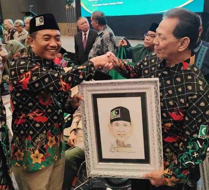 syahrul_pasaribu_terima_penghargaan_kahmi_award_2025