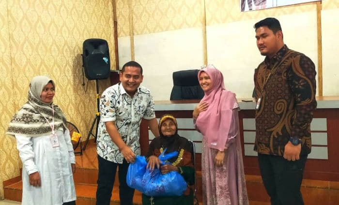293_disabilitas_dan_lansia_di_langkat_terima_bantuan_dari_kemensos