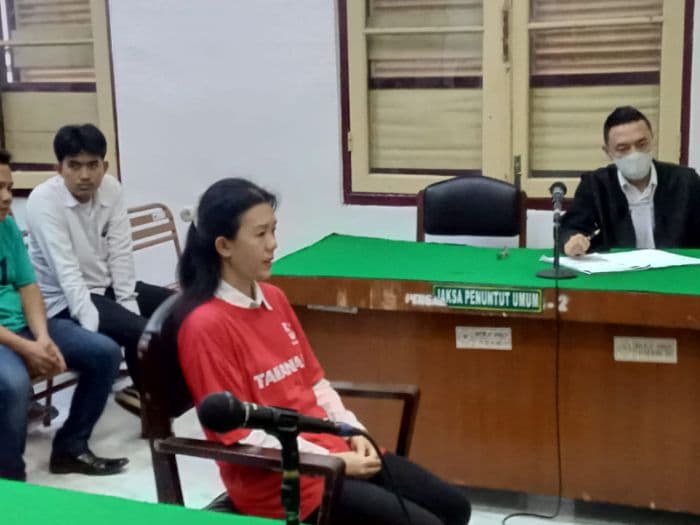 istri_pemilik_pabrik_ekstasi_rumahan_di_medan_menangis_dipenjara_20_tahun