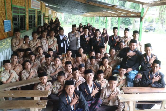kapolres_simalungun_tekankan_bahaya_narkoba_kepada_santri