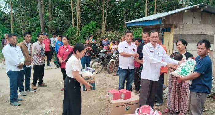 korban_kebakaran_di_kecamatan_borbor_terima_bantuan_dari_dinsos_toba_