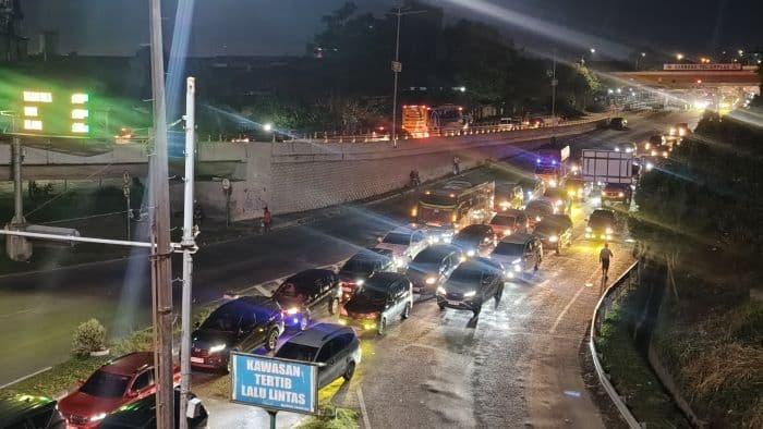 gerbang_tol_amplas_dipadati_kendaraan_kemacetan_terjadi_di_beberapa_titik