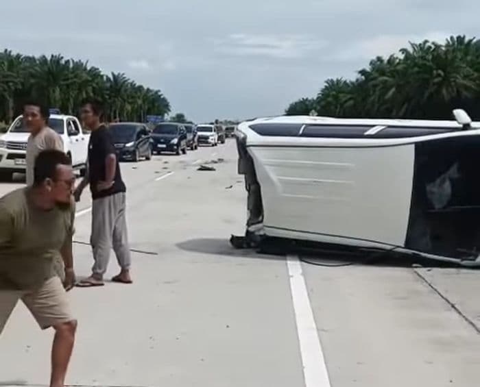 pecah_ban_sebuah_mobil_terbalik_di_ruas_tol_kisaran
