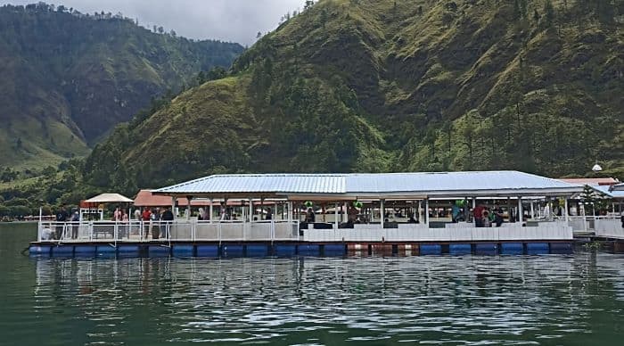 ujung_danau_toba_masih_diminati_wisatawan_di_momen_libur_lebaran_