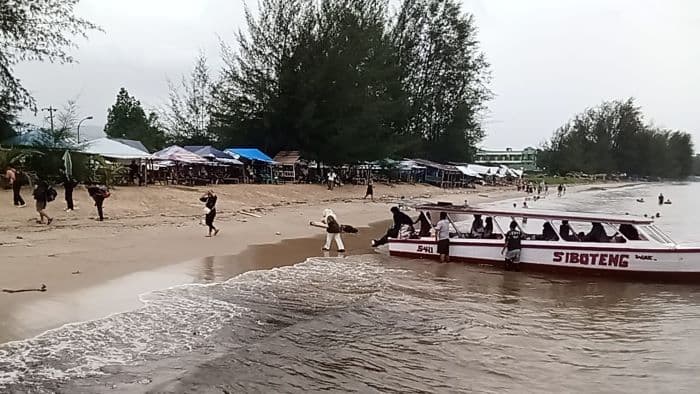 wisatawan_dari_pulau_kalimantung_tapteng_selamat_setelah_dihantam_badai_di_tengah_laut