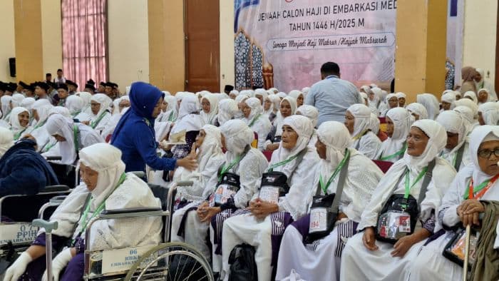 358_calhaj_asal_madina_tiba_di_embarkasi_medan