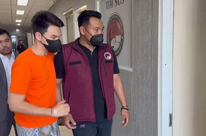 artis_jonathan_frizzy_tersangka_kasus_vape_obat_keras_tidak_ditahan_