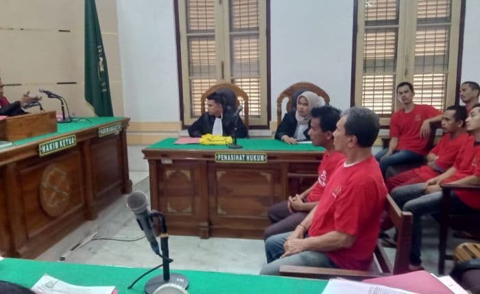 peras_pengusaha_jaksa_gadungan_dan_rekannya_divonis_25_tahun_penjara