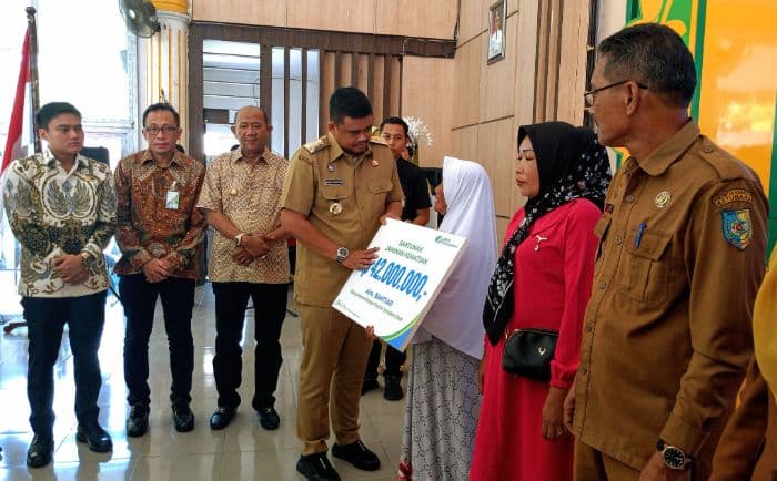 gubernur_bobby_nasution_serahkan_asuransi_nelayan_di_langkat_bpjs_ketenagakerjaan_jamin_pendidikan_anak