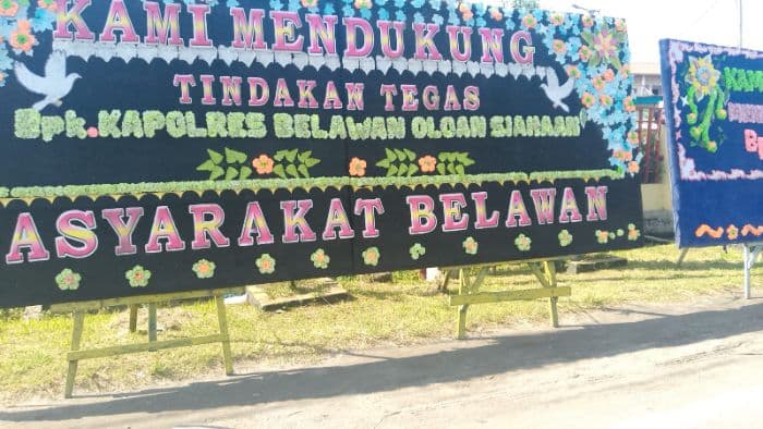 masyarakat_belawan_kirim_papan_bunga_untuk_kapolres_oloan_yang_dinonaktifkan