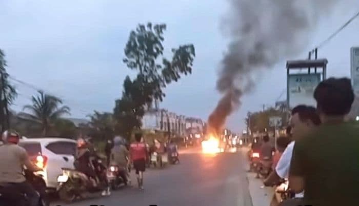 sepeda_motor_terbakar_di_jalan_lintas_binjai