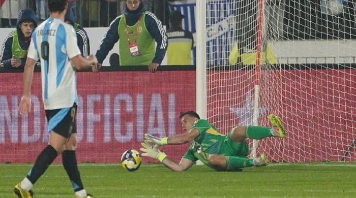 chile_vs_argentina_01_di_kualifikasi_piala_dunia_2026_julin_lvarez_dan_dibu_martnez_bersinar