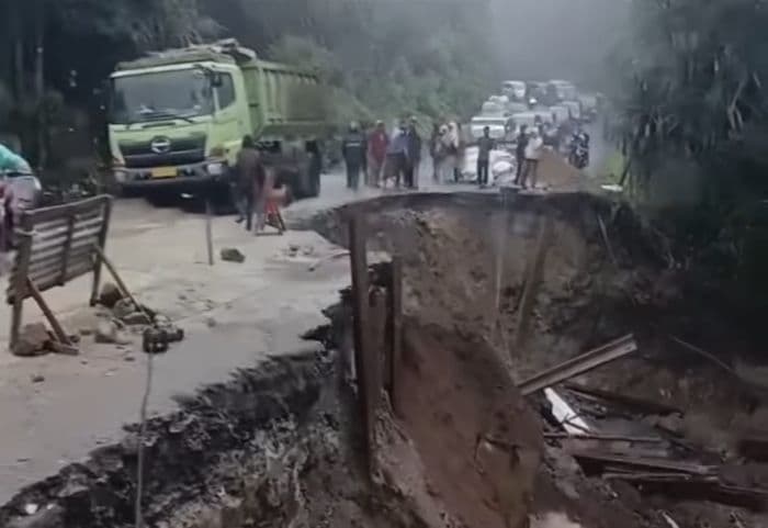 jalan_lintas_sumatera_amblas_di_lae_pondom_dairi_akses_dialihkan_via_tongging