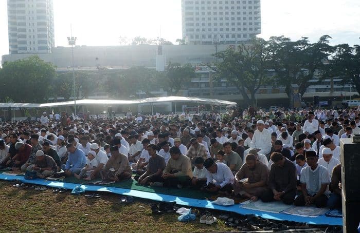 pemko_medan_sembelih_130_sapi_kurban_pada_iduladha_1446_h_wali_kota_tekankan_solidaritas