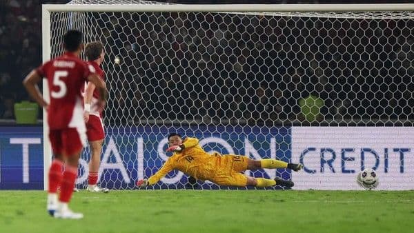 penjaga_gawang_china_wang_dalei_menyoroti_penalti_kemenangan_indonesia_