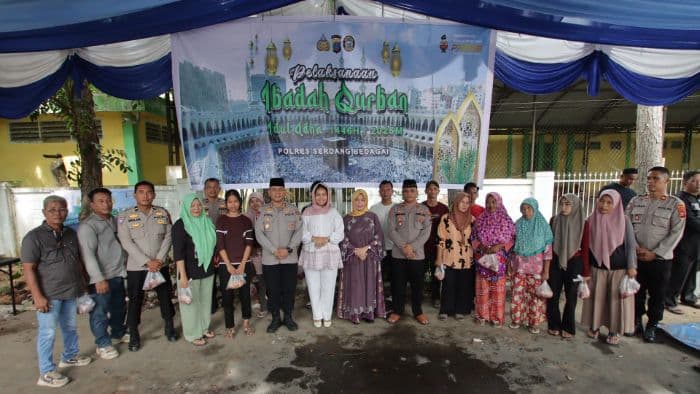 polres_sergai_sembelih_hewan_kurban_daging_dibagikan_ke_masyarakat_dan_wartawan