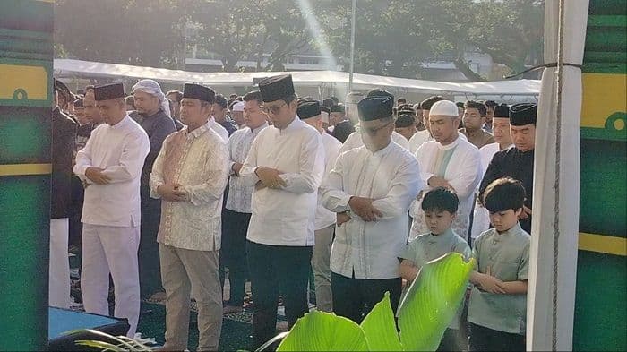 wali_kota_medan_salat_iduladha_1446_h_di_lapangan_merdeka_bersama_ribuan_warga