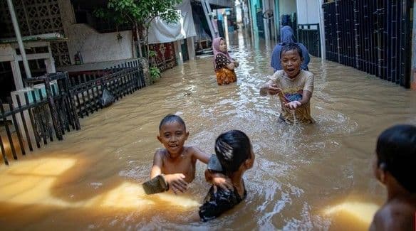 banjir_jakarta_meluas_ketinggian_air_hampir_tiga_meter_di_sejumlah_titik