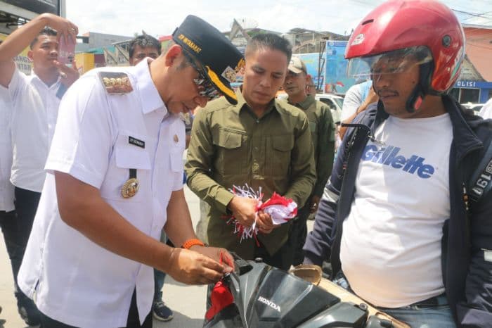 1640_bendera_merah_putih_dibagikan_di_taput_bupati_ajak_warga_tanamkan_semangat_nasionalisme