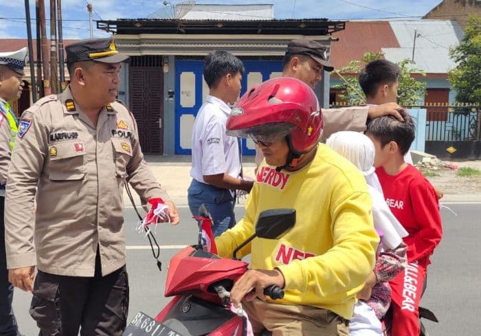 2500_bendera_merah_putih_dibagikan_ke_pengendara_simalungun