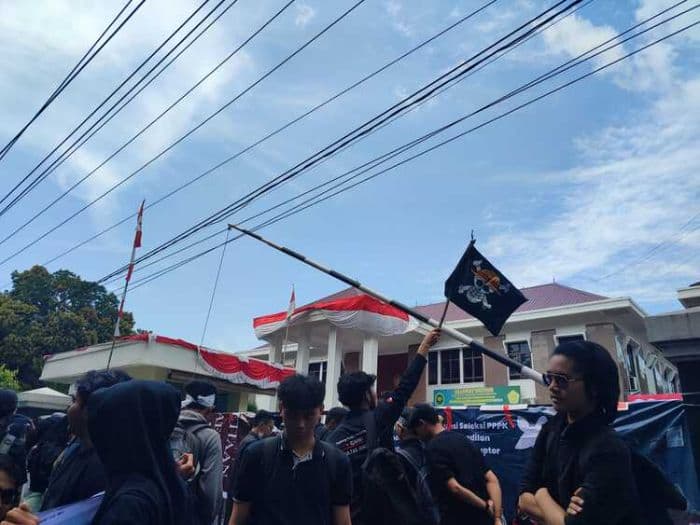 bendera_one_piece_berkibar_di_pengadilan_militer_i02_medan
