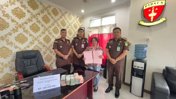 denda_terpidana_tipikor_pengerjaan_jalan_silimbatparsoburan_toba_dibayarkan_ke_kas_negara