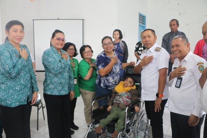 kemensos_salurkan_bantuan_bagi_anak_dan_lansia_di_tapanuli_utara