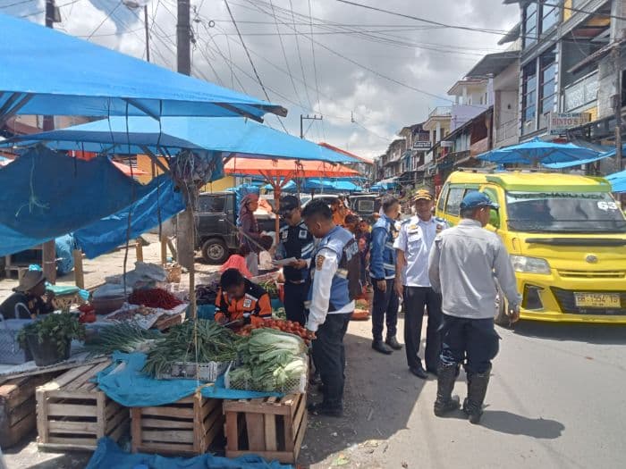 pemkab_dairi_akan_pidanakan_pedagang_jika_berjualan_di_atas_trotoar_dan_bahu_jalan