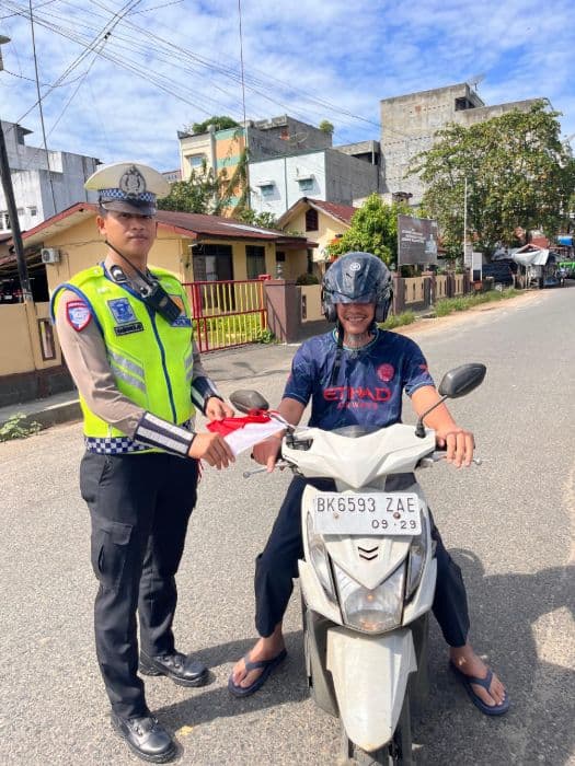 polres_labusel_bagikan_bendera_merah_putih_sambut_hut_ri_ke80